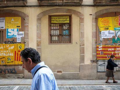 Un edificio con pintadas a favor de la independencia.