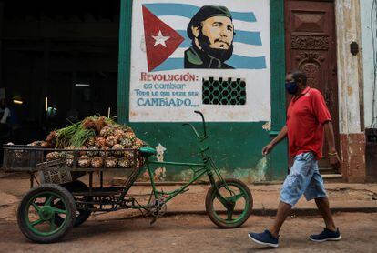 Un hombre lleva una mascarilla en La Habana el 13 de mayo.