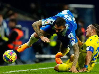 El Pacha Espino derriba a Joselu durante el Espanyol - Cádiz de este viernes.