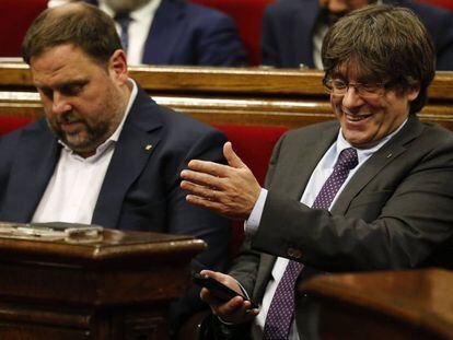 Carles Puigdemont y Oriol Junqueras en el Parlament de Catalunya.