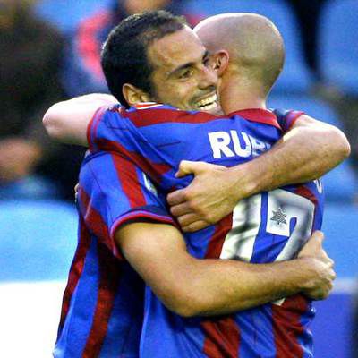 Salva celebra un gol con Rubiales, compañero suyo en el Levante.