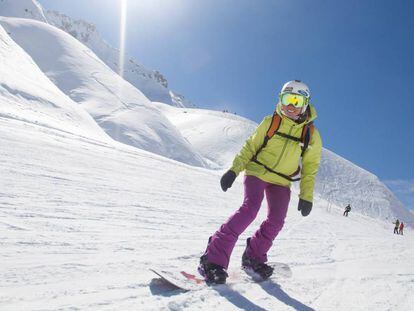 Una mujer practica snowboard en Formigal, Huesca.