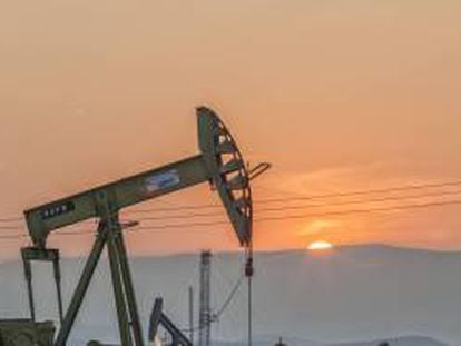 El petróleo Brent cae un 4% y el gas natural baja un 7%