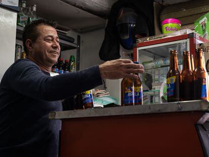 Mauricio Vallejo, tendero graduado del programa de cuidado de salud mental de la Secretaría de Salud, en su tienda en Soacha, el 2 de marzo de 2023.