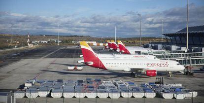 Aviones de Iberia e Iberia Express en el aeropuerto de Madrid-Barajas. 