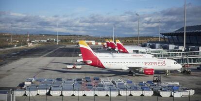 Aviones de Iberia e Iberia Express en el aeropuerto de Madrid-Barajas.