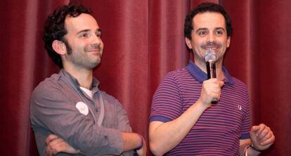 El director Ion de Sosa (d) junto al productor de 'Sueñan los androides', Luis López Carrasco.