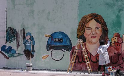 Un mural recuerda en Gaza el asesinato de la periodista Shireen Abu Akleh mientras trabajaba el miércoles.