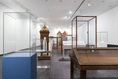 Vitrinas vacías de varios museos en una exposición de CA2M (Móstoles).