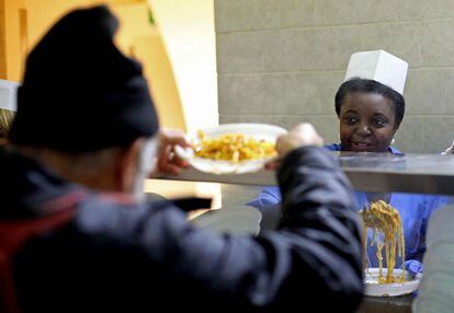 La ministra italiana de Integración Cecile Kyenge da comida en el centro Astalli para refugiados situado en Roma, Italia, el día de Navidad de 2013.