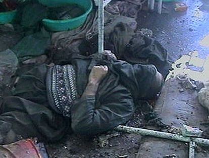 Una imagen de televisión muestra los cadáveres de supuestos terroristas atrincherados en un hospital de Kandahar.