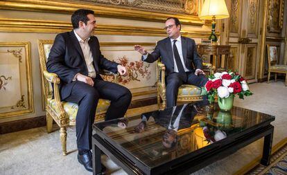 El presidente franc&eacute;s, Fran&ccedil;ois Hollande, a la derecha, y el primer ministro griego, Alexis Tsipras, el mi&eacute;rcoles en Par&iacute;s.