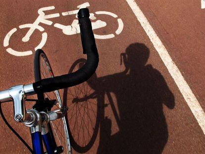 Una sombra sobre el carril bici del anillo ciclista.