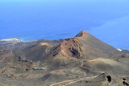 Vista del volcán de Teneguía cerca de Cumbre Vieja, zona al sur de La Palma donde se ha registrado la actividad sísmica.