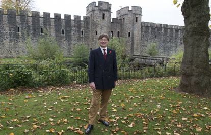 Adrian Goldsworthy, ante el castillo de Cardiff.