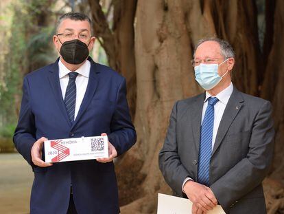 El presidente de las Cortes Valencianas, Enric Morera (izquierda) muestra la Memoria de Actividades de la Agencia Antifraude, que le ha entregado este martes su director, Joan Llinares (derecha), en el Patio del Parlamento autonómico.