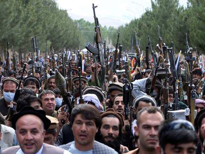 Un centenar de hombres armados asisten a una reunión en apoyo a las fuerzas de seguridad afganas, en su lucha contra los talibanes, a las afueras de Kabul.