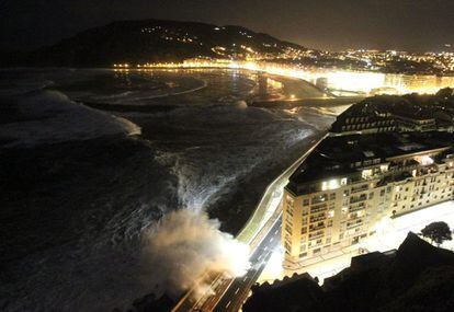 Una ola rompe frente al Paseo Nuevo de San Sebastián.