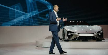 El presidente y consejero delegado de Toyota Motor Europa, Matt Harrison, junto al concepto eléctrico de Lexus en el foro anual Kenshiki 2022.
