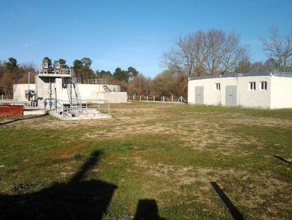 Depuradora de Pereiro de Aguiar, finalizada en 2010, con fondos de inversión local, y sin estrenar por carecer de un punto de vertido.