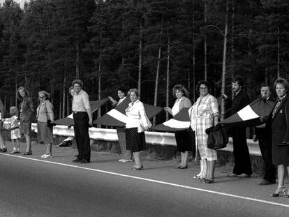 Ciudadanos lituanos se cogen de las manos para formar una cadena humana en la V&iacute;a B&aacute;ltica, cerca de Riga, en agosto de 1989. 