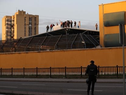 Protesta de un grupo de internos en el Centro de Internamiento de Extranjeros de Aluche (Madrid), el pasado marzo.