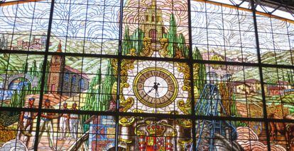 La vidriera más famosa de la ciudad preside la estación de Abando−Indalecio Prieto.