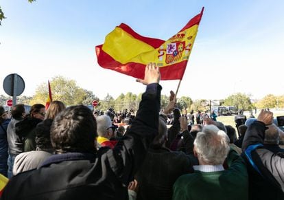 La gente no dejo de cantar y gritar en la llegada del autobús de la familia franco a Mingorrubio.