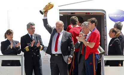 El comandante José Antonio Revuelta, a la izquierda de la imagen, aplaude a Del Bosque y Casillas en la escalerilla del Iberia 2801.