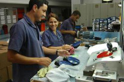 Trabajadores de una planta de CIE Automotive en Brasil.