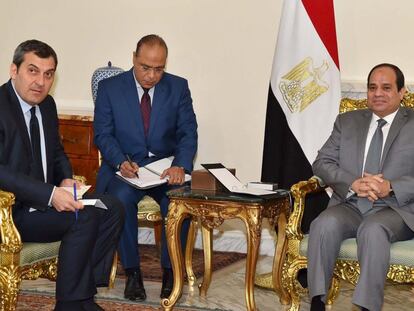 El presidente egipcio, Abdelfat&aacute; al Sisi, a la derecha, el pasado mi&eacute;rcoles en el palacio presidencial de El Cairo.