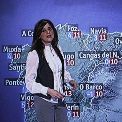 La periodista Ana de Roque, ayer, presentando el tiempo tras el Telediario del mediodía de TVE.