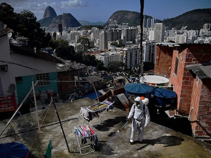 Un técnico desinfecta en la favela de Santa Marta, en Río de Janeiro, el pasado agosto.