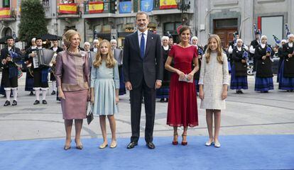 Los Reyes, con sus hijas, la princesa Leonor y la infanta Sofía, y la reina emérita doña Sofía.