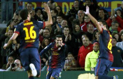 Pedro señala a Busquets, que choca con Xavi, tras una asistencia de gol.