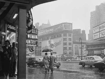 Un grupo de personas se protege de la lluvia en Nueva York en septiembre de 1952.