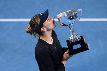 Paula Badosa besa el trofeo de campeona, este sábado en Sídney.