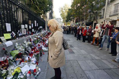 Minuto de silencio ante la embajada francesa en Madrid.