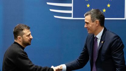 El presidente del Gobierno, Pedro Sánchez, saluda al presidente de Ucrania, Volodímir Zelenski, durante el Consejo Europeo Extraordinario celebrado el jueves 10 en Bruselas.