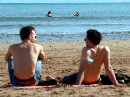 Dos hombres se bañan en la playa de la Malvarrosa de Valencia, este jueves.