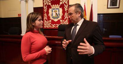 El concejal Antonio Miguel Carmona con Antonietta Ledezma.