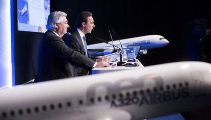 Fabrice Bregier, primer ejecutivo de Airbus (derecha) y John Leahy, jefe de operaciones de la firma, este martes en Par&iacute;s.