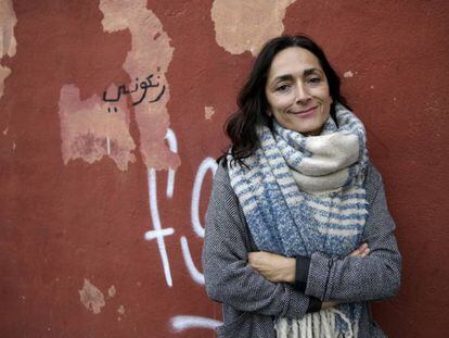 Lourdes Reyzábal, la presidenta de la Fundación Raíces, en la fachada de la sede en Madrid.