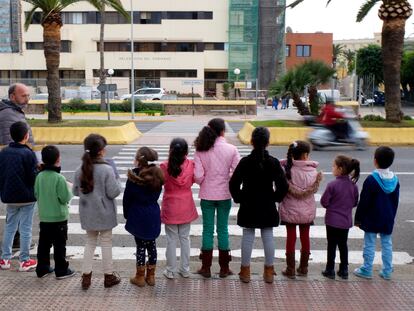 Un grupo de niños protestan frente a la Delegación de Gobierno en Melilla pidiendo ir al colegio, en 2018.