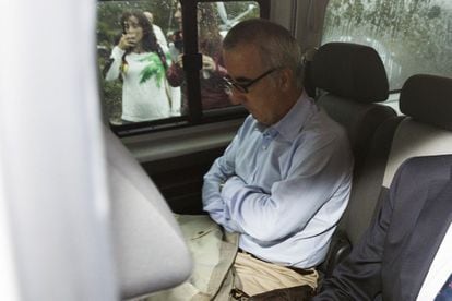 El periodista Alfonso Basterra, padre de la niña, en coche tras el registro de la finca de su exmujer.