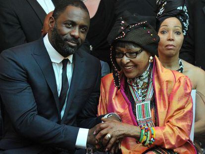 Idris Elba, protagonista de la pel&iacute;cula, junto a la segunda mujer del exmandatario, Winnie, durante el preestreno.