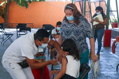 Personal de la Secretaría de Salud vacuna a una niña en un colegio de Acapulco, en el Estado de Guerrero, el 23 de enero de 2023.