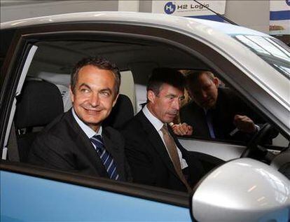 José Luis Rodríguez Zapatero y Anders Fogh Rasmussen prueban un vehículo de hidrógeno en la fábrica Topsoe Fuel Cell, dedicada al desarrollo de energías renovables