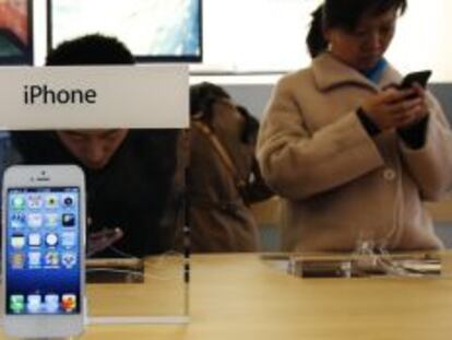 Clientes en una Apple Store en la ciudad china de Beijing.