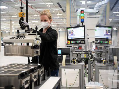 Una empleada de una fábrica de baterías de Estados Unidos (Microvast) prueba unidades de ion-litio en la línea final de la factoría.